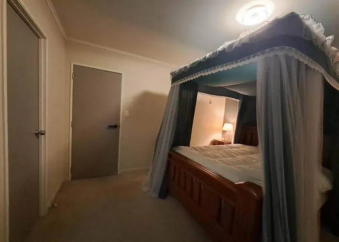 In Remuera With Free Street Carpark, Handy Close To Cuisine Restaurant And Public Transportation